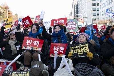 People celebrate after South Korean President Yoon Suk Yeol Impeachment-stock-photo