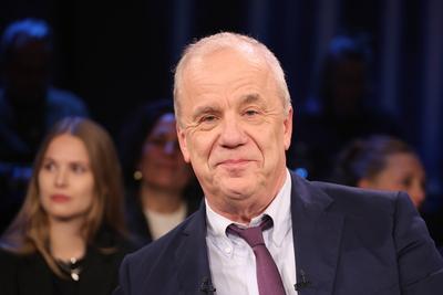Hubertus Meyer-Burckhardt moderiert die NDR Talk Show, Fototermin am 13.12.2024 im Fernsehstudio Hamburg Lokstedt vor de-stock-foto