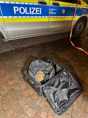 Polizei r?umt den Rudolfplatz: Ein herrenloser Koffer sorgte f?r Alarm auf dem Weihnachtsmarkt. Der Inhalt Sand-stock-foto