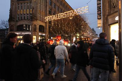 Festliche Weihnachtsbeleuchtung in der Spitalerstra?e. Innenstadt Hamburg *** Festive Christmas lights in Spitalerstra?e-stock-foto