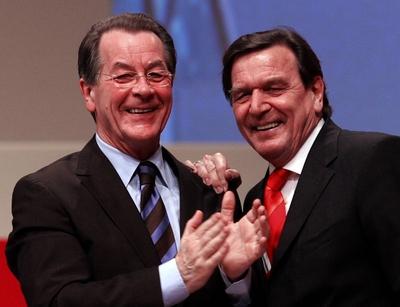 Franz M?ntefering (li., GER/SPD-Bundesvorsitzender) und Bundeskanzler Gerhard Schr?der (re., GER/SPD) demonstrieren Ein-stock-foto