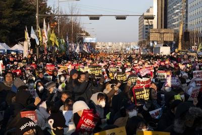 People celebrate after South Korean President Yoon Suk Yeol Impeachment-stock-photo