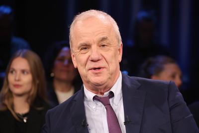 Hubertus Meyer-Burckhardt moderiert die NDR Talk Show, Fototermin am 13.12.2024 im Fernsehstudio Hamburg Lokstedt vor de-stock-foto
