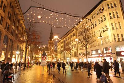 Festliche Weihnachtsbeleuchtung in der M?nckebergstra?e. Innenstadt Hamburg *** Festive Christmas lights in M?nckebergst-stock-foto