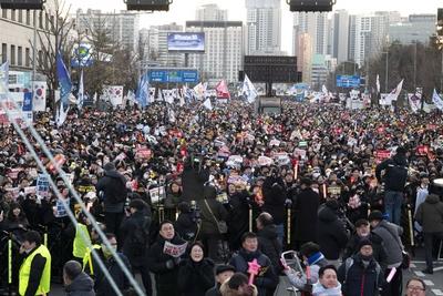 People celebrate after South Korean President Yoon Suk Yeol Impeachment-stock-photo