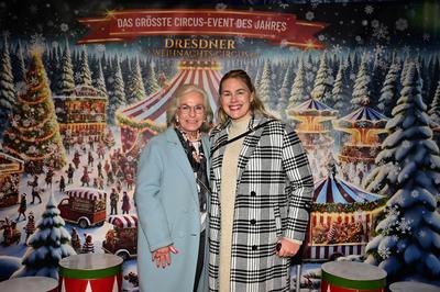 Ursula Herrmann und Christiane Reppe bei der Premiere des 27. Dresdner Weihnachts-Circus an der Washingtonstra?e. Dresde-stock-foto