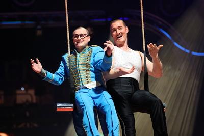 Wolf Brothers - Comedy Trapez, Die Br?der David und Richard Wolf bei der Premiere des 27. Dresdner Weihnachts-Circus an-stock-foto