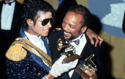 Archivbilder der Woche KW07 LOS ANGELES - FEBRUARY 28: Producer Quincy Jones and singer Michael Jackson attend 26th Annu-stock-foto