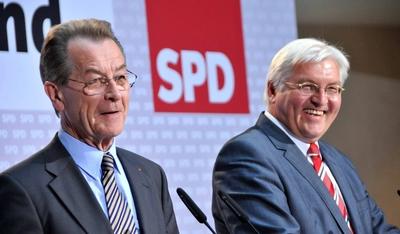 M?nte und Steinmeier V.l.: Franz Muentefering und Frank-Walter Steinmeier bei der PK nach dem Beck-Ruecktritt im Willy B-stock-photo