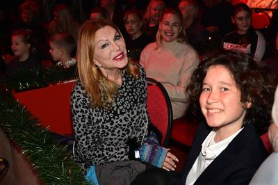 Zora Schwarz mit Sohn Milan bei der Premiere des 27. Dresdner Weihnachts-Circus an der Washingtonstra?e. Dresden, 13.12.-stock-foto