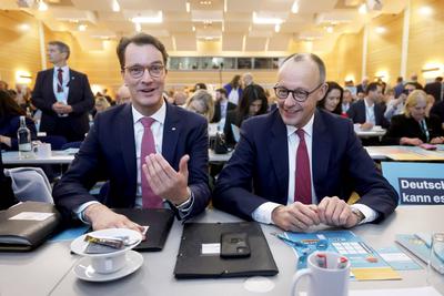 Hendrik W?st und Friedrich Merz-stock-foto
