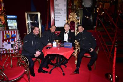 Leonard K?llner, William K?llner, Mario M?ller-Milano und Sascha K?llner bei der Premiere des 27. Dresdner Weihnachts-Ci-stock-foto