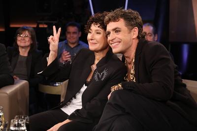 Maria Ketikidou und Enrique Fi? zu Gast in der NDR Talk Show, Fototermin am 13.12.2024 im Fernsehstudio Hamburg Lokstedt-stock-foto