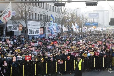 People celebrate after South Korean President Yoon Suk Yeol Impeachment-stock-photo