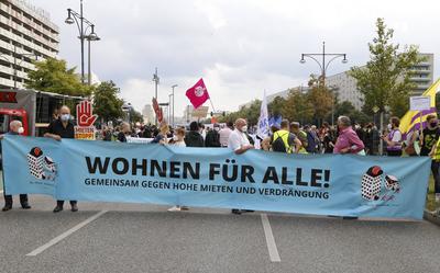 Berlin , 11.September 2021 Demonstration Wohnungen f?r Alle - gegen den Mietenwahnsinn die Demo f?hrte vom Alexanderplat-stock-foto
