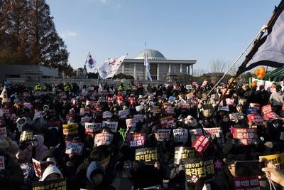 People celebrate after South Korean President Yoon Suk Yeol Impeachment-stock-photo