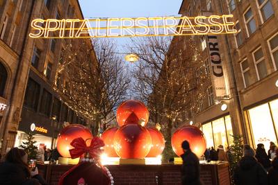 Festliche Weihnachtsbeleuchtung in der Spitalerstra?e. Innenstadt Hamburg *** Festive Christmas lights in Spitalerstra?e-stock-foto