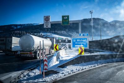 St. Michael im Lungau, Salzburg, ?sterreich, Europa, Mautstation, winterliche Autobahn, Lkw-Verkehr, Tanklastwagen, Infr-stock-foto