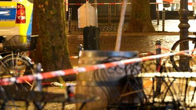 Polizei r?umt den Rudolfplatz: Ein herrenloser Koffer sorgte f?r Alarm auf dem Weihnachtsmarkt. Der Inhalt Sand-stock-foto