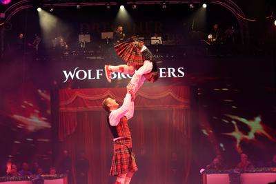 Wolf Brothers - Comedy Trapez, Die Br?der David und Richard Wolf bei der Premiere des 27. Dresdner Weihnachts-Circus an-stock-foto