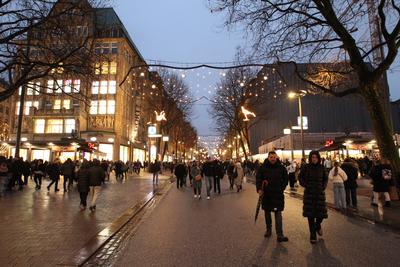 Festliche Weihnachtsbeleuchtung in der M?nckebergstra?e. Innenstadt Hamburg *** Festive Christmas lights in M?nckebergst-stock-foto