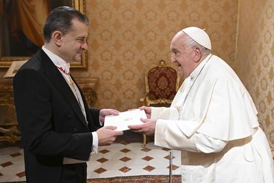 ITALY - REL - POPE FRANCIS MEETS WITH MR.GEORGE GABRIEL BOLOGAN ON OCCASION OF THE PRESENTATION OF LETTERS OF CREDENTIALS AT THE VATICAN   - 24/12/14-stock-foto