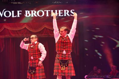 Wolf Brothers - Comedy Trapez, Die Br?der David und Richard Wolf bei der Premiere des 27. Dresdner Weihnachts-Circus an-stock-foto