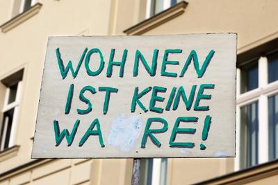 Demonstration zum revolution?ren 1. Mai - Berlin, Deutschland, DEU, GER, 01.05.2021: Der Demonstrationszug der linksradi-stock-foto