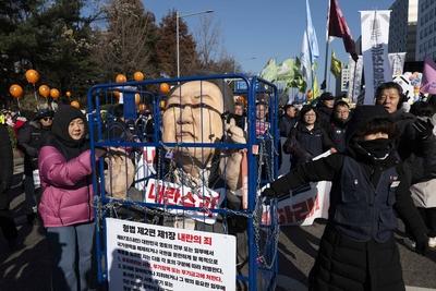 People celebrate after South Korean President Yoon Suk Yeol Impeachment-stock-photo