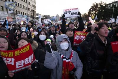 People celebrate after South Korean President Yoon Suk Yeol Impeachment-stock-photo
