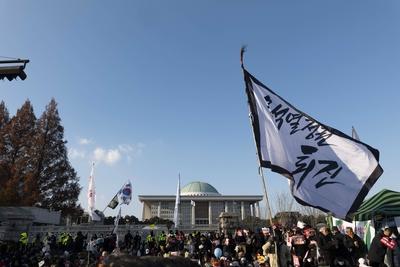 People celebrate after South Korean President Yoon Suk Yeol Impeachment-stock-photo