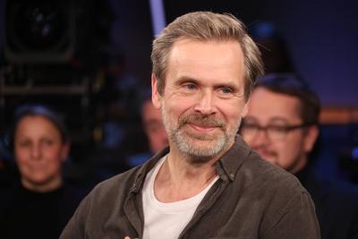 Matthias Matschke zu Gast in der NDR Talk Show, Fototermin am 13.12.2024 im Fernsehstudio Hamburg Lokstedt vor der Sendu-stock-foto