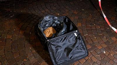 Polizei r?umt den Rudolfplatz: Ein herrenloser Koffer sorgte f?r Alarm auf dem Weihnachtsmarkt. Der Inhalt Sand-stock-foto