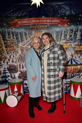 Ursula Herrmann und Christiane Reppe bei der Premiere des 27. Dresdner Weihnachts-Circus an der Washingtonstra?e. Dresde-stock-foto