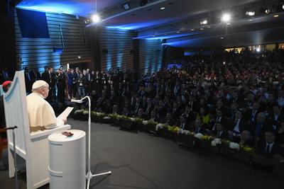 FRANCE - POPE FRANCIS DELIVERS HIS MESSAGE DURING THE CLOSING SESSION OF THE OCCASION OF THE " LA RELIGIOSITE' POPULAIRE EN MEDITERRANEE' " CONGRESS ON THE OCCASION OF HIS INE DAY- VISIT IN THE FRENCH ISLAND OF CORSICA , IN AJACCIO  - 2024/12/15-stock-foto