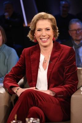 Leontine von Schmettow zu Gast in der NDR Talk Show, Fototermin am 13.12.2024 im Fernsehstudio Hamburg Lokstedt vor der-stock-foto