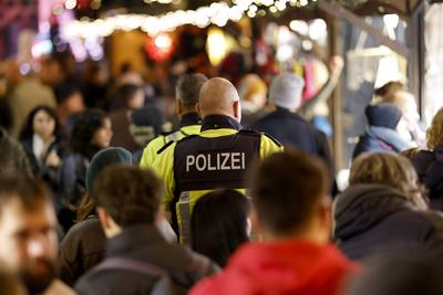 Polizei auf dem Weihnachtsmarkt auf dem Rudolfplatz-stock-foto