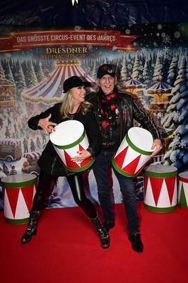 Petra Zieger und Peter Taudte bei der Premiere des 27. Dresdner Weihnachts-Circus an der Washingtonstra?e. Dresden, 13.1-stock-foto