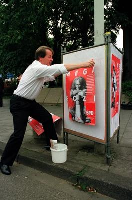 Franz M?ntefering GER SPD Bundesgesch?ftsf?hrer klebt Plakate f?r eine Jugendkampagne seiner Parte-stock-foto