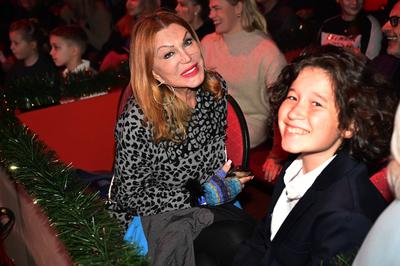 Zora Schwarz mit Sohn Milan bei der Premiere des 27. Dresdner Weihnachts-Circus an der Washingtonstra?e. Dresden, 13.12.-stock-foto