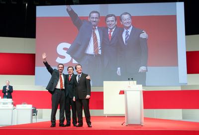 SPD-Parteitag Drei Generationen Parteivorsitzende, Bundeskanzler Gerhard Schr?der, bedankt sich nach einer Rede auf dem-stock-photo