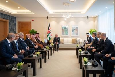 Jordan's King Abdullah II meets with a delegation comprising the Arab Ministerial Contact Committee on Syria,-stock-foto