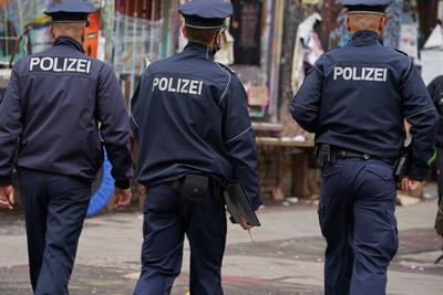 Berlin, GER, Berlin,20201009, Demo , Liebig 34, das besetzte Haus in der Liebigstrasse 34 wird von 1500 Polizisten ger?-stock-foto