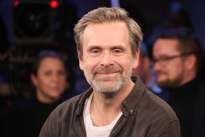 Matthias Matschke zu Gast in der NDR Talk Show, Fototermin am 13.12.2024 im Fernsehstudio Hamburg Lokstedt vor der Sendu-stock-foto