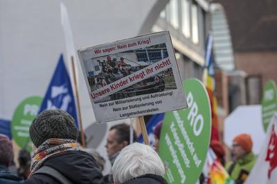 14.12.2024, Demonstration Kriegsdienstverweigerung, N?rnberg: Anl?sslich des Tag der Menschenrechte (10.12.2024) gingen-stock-foto
