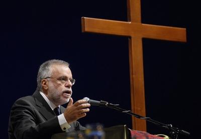Bildnummer: 60074564  Datum: 07.09.2007  Copyright: imago/epdHauptvortrag von Andrea Riccardi, Gemeinschaft Sant Egidio (Italien), im Plenum bei der 3. Europ?ischen ?kumenischen Versammlung am Freitag (07.09.07) im rum?nischen Sibiu (Hermannstadt). Bis Sonntag wollen die rund 2.000 Teilnehmer aus nahezu allen christlichen Traditionen ?ber die Themen ?kumene, Europa, Religionsfreiheit, Klimaschutz und soziale Gerechtigkeit diskutieren. Die ersten beiden ?kumenischen Versammlungen fanden 1989 in Basel und 1997 in Graz statt. DER ABDRUCK DES EPD-FOTOS IST HONORARPFLICHTIG! Andrea Riccardi im Plenum der 3. Europ?ischen ?kumenischen Versammlung in Sibiu 06 Gesellschaft xsp x0x 2007 quer Europa Rum?nien Sibiu Personen Religionen Christentum Evangelische Kirche Katholische Kirche Orthodoxe Kirchen ?kumene  60074564 Date 07 09 2007 Copyright Imago epd  from Andrea Riccardi Community Sant Egidio Italy in Plenary at the 3 European Ecumenical Assembly at Friday 07 09 07 in Romanian Sibiu Hermannstadt until Sunday want the Around 2 000 Participants out almost all of them Christian Traditions above the Topics Ecumenism Europe Freedom of religion Climate protection and social ones Justice discuss the first both Ecumenical Meetings found 1989 in Basel and 1997 in Graz instead the Imprint the epd Photos is  Andrea Riccardi in Plenary the 3 European Ecumenical Assembly in Sibiu 06 Society xsp x0x 2007 horizontal Europe Romania Sibiu People Religions Christianity Protestant Church Catholic Church Orthodox Churches Ecumenism-stock-photo