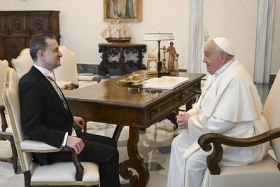 ITALY - REL - POPE FRANCIS MEETS WITH MR.GEORGE GABRIEL BOLOGAN ON OCCASION OF THE PRESENTATION OF LETTERS OF CREDENTIALS AT THE VATICAN   - 24/12/14-stock-foto