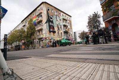 Berlin, GER, Berlin,20201009, Demo , Liebig 34, das besetzte Haus in der Liebigstrasse 34 wird von 1500 Polizisten ger?-stock-foto