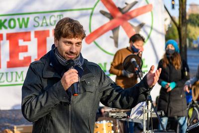 133/ Danke Tegel und Tschuess: Die Fluglaerminitiativen aus dem Norden Berlins verabschieden TXL. Stefan Gelbhaar (MdB,-stock-photo