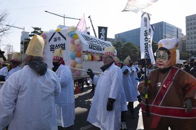 People celebrate after South Korean President Yoon Suk Yeol Impeachment-stock-photo